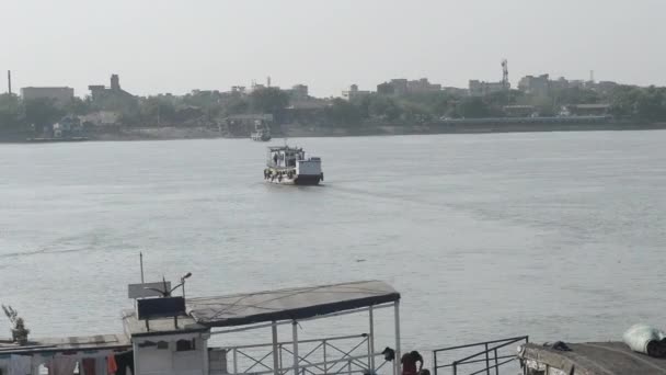 Ferry Boats Στο Hoogly River Μια Ηλιόλουστη Μέρα Του Καλοκαιριού — Αρχείο Βίντεο