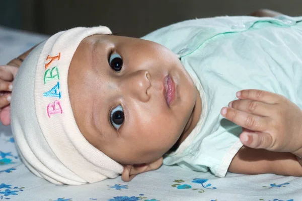 Revés Primer Plano Linda Cara Bebé Recién Nacido Niño Acostado — Foto de Stock