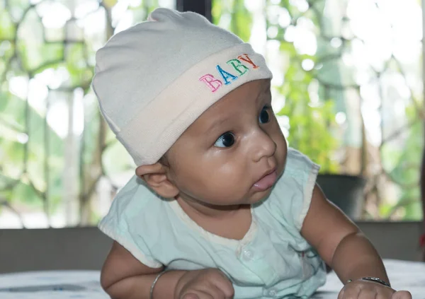 Lindo Bebé Sostiene Cabeza Hacia Arriba Retrato Cerca Feliz Niño — Foto de Stock