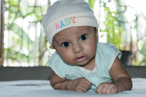 Cabeza Bebé Lindo Levantamiento Retrato Cerca Niño Feliz Mirando Sonriendo — Foto de Stock