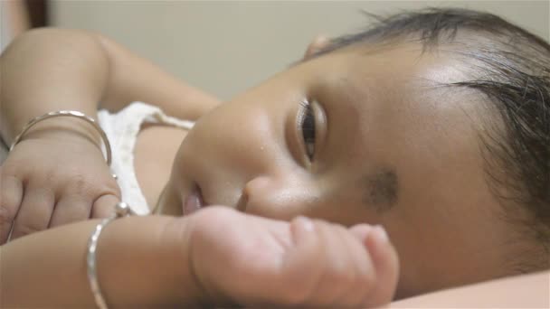 小さなかわいいと美しい赤ちゃんの男の子の睡眠中にあくび 夢の中で眠っている小さな愛らしい子供の顔を閉じてください 1つのインドの甘い幼児の閉じ顔は 静かな眠りに残ります 子供の健康の背景 — ストック動画