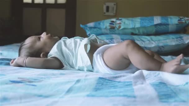 Bayi Laki Laki Yang Baru Lahir Menendang Dan Bergerak Pada — Stok Video