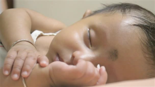 Kleine Süße Und Schöne Junge Gähnt Schlaf Nahaufnahme Des Gesichts — Stockvideo