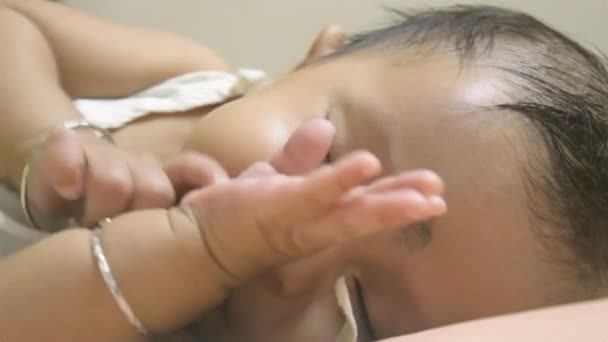 Kleine Schattige Mooie Baby Jongen Geeuwen Slaap Dicht Gezicht Van — Stockvideo