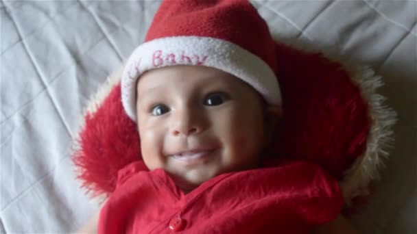 小さなかわいいと美しい赤ちゃんの男の子の肖像画笑顔 幸せの中で笑って幸せな小さな愛らしい子供の顔を閉じてください 楽しい顔の一つインドの甘い幼児楽しいです面白いと陽気な気分 — ストック動画