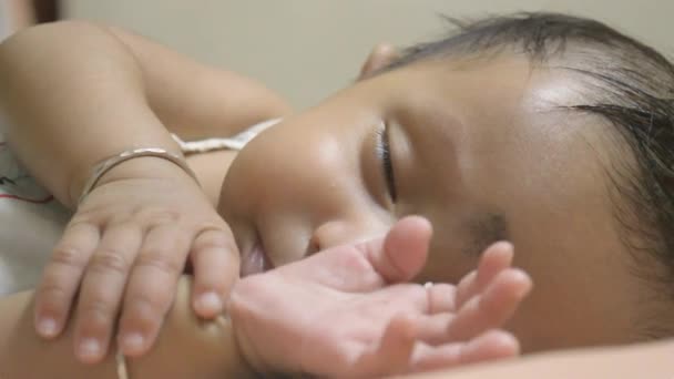 可爱漂亮的小男孩在睡梦中打呵欠 紧贴着睡在梦里的可爱小孩儿的脸 一个印度甜幼儿的脸在平静的睡眠中休息 儿童健康背景 — 图库视频影像
