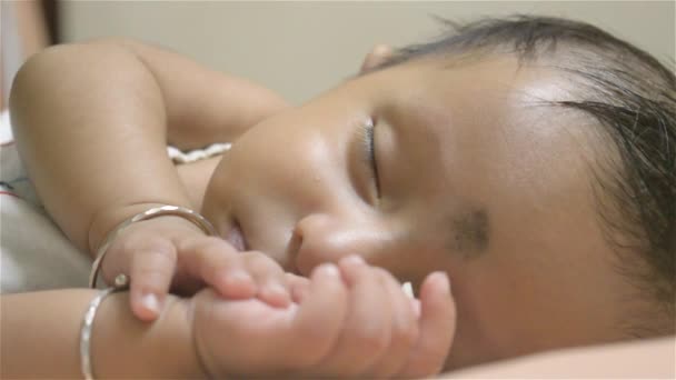 Micul Băiat Drăguț Frumos Căscând Somn Închide Faţa Unui Copil — Videoclip de stoc