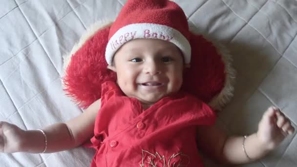 Gülümseyen Sevimli Güzel Bir Erkek Bebeğin Portresi Mutluluktan Kahkahalarla Gülen — Stok video