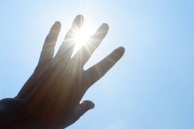 Sıcak yaz güneş ışınları insan elinden akıyor. Güneşi örten ısı sıcaklığı. Ultraviyole ışıktan ve güneş yanığından korunma. Güneş çarpması, güneş çarpması, sera etkisi.