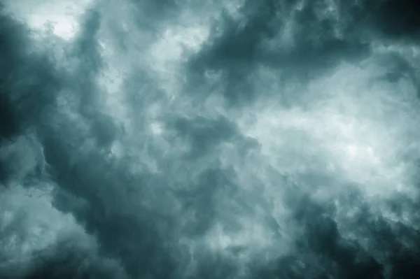 여름철의 하늘을 먹구름 강풍을 동반하고 가운데 서부의 뇌우가 폭우를 동반하고 — 스톡 사진