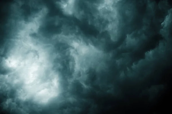 Πυκνά Μαύρα Σύννεφα Καταιγίδας Που Καλύπτουν Καλοκαίρι Ηλιοβασίλεμα Ουρανό Θυελλώδη — Φωτογραφία Αρχείου