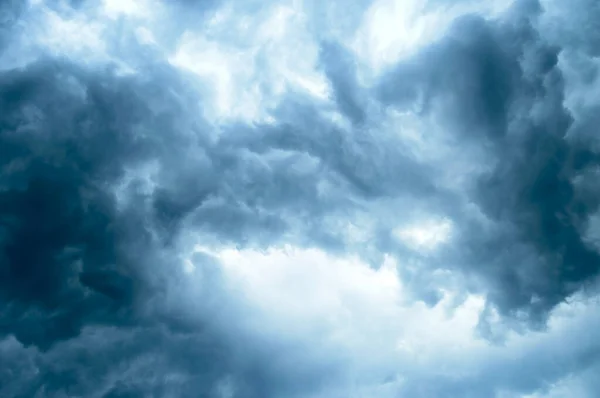 Πυκνά Μαύρα Σύννεφα Καταιγίδας Που Καλύπτουν Καλοκαίρι Ηλιοβασίλεμα Ουρανό Θυελλώδη — Φωτογραφία Αρχείου