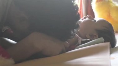 Mutlu Bebek Baba Öpücüklerini Seviyor. Sevgi dolu baba yatakta sevimli küçük sevimli çocuğu öpüyor. Yakın plan portre. Hint etnik kökeni. Yan görüş. Mutlu Ebeveynler Günü. Babalık, birliktelik geçmişi..