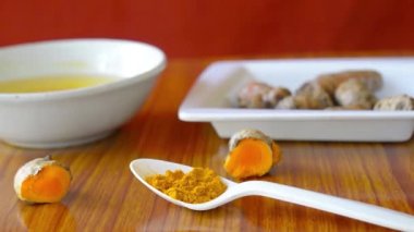 Masa kaşığı saf zerdeçal Haldi tozu. Sağlık ve tıbbi gıda takviyesi. İltihap önleyici ve antioksidan gıda geçmişi. Ayurveda ev hapları. Sağlıklı yaşam biçimleri.