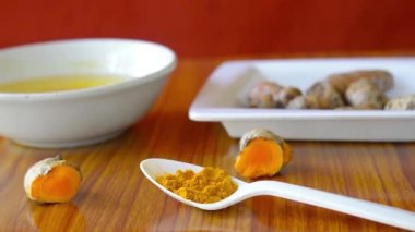 Masa kaşığı saf zerdeçal Haldi tozu. Sağlık ve tıbbi gıda takviyesi. İltihap önleyici ve antioksidan gıda geçmişi. Ayurveda ev hapları. Sağlıklı yaşam biçimleri.