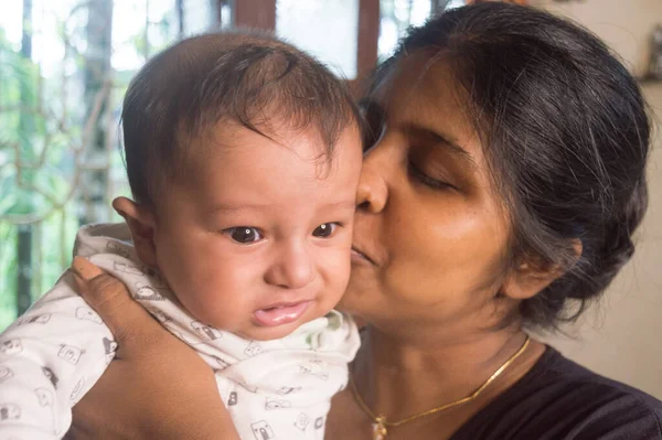 Bebé Feliz Ama Mamá Besos Madre Amantísima Besando Una Linda — Foto de Stock