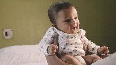 Eğer mutluysan ve gülümsediğini biliyorsan, tatlı komik bebek babamın şarkı söylemesine tepki verir. Babası onu güldürürken babası gülümseyen yeni doğmuş şirin bir bebek. Yakından bir portre. Çocukluk geçmişi