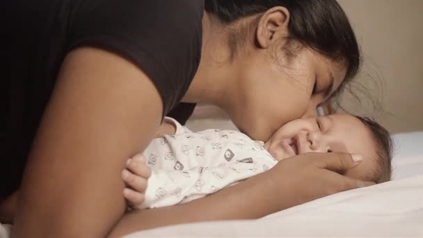 Bebé Feliz Ama Mamá Besos Madre Amantísima Besando Niño Adorable — Vídeos de Stock