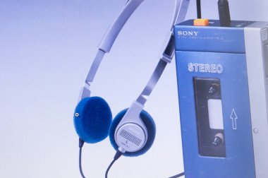 İlk ikonik Sony Walkman portatif kaset çaların fotoğrafları 1 Temmuz 1979 'da 150 dolara satışa sunuldu. Kolkata Hindistan 20 Temmuz 2021