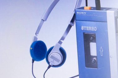 İlk ikonik Sony Walkman portatif kaset çaların fotoğrafları 1 Temmuz 1979 'da 150 dolara satışa sunuldu. Kolkata Hindistan 20 Temmuz 2021