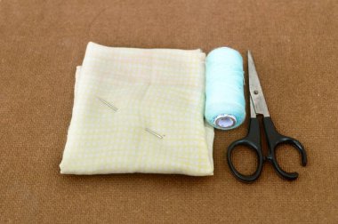 Örgü ve dokuma malzemeleri kahverengi renkli bir kağıt tahtaya yerleştirilmiş. DIY Sanat ve zanaat arka plan kavramı.