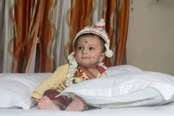 Niño Sonriendo Sentado Cama Traje Boda Bengalí Tradicional Lindo Retrato — Foto de Stock