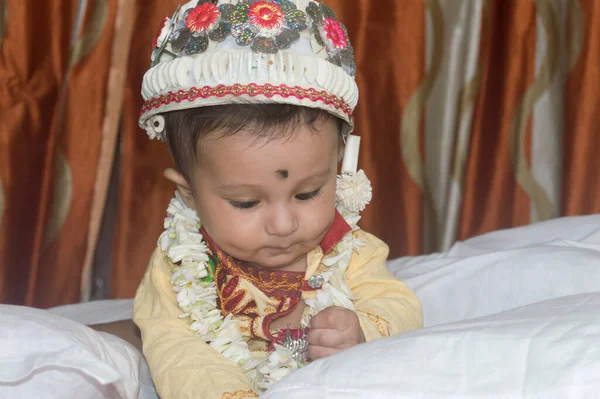 男婴笑着 穿着传统的孟加拉婚纱坐在床上 可爱的幼儿小宝宝服装肖像 印地安人童婚背景摄影 — 图库照片