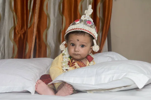 Малыш Улыбается Сидит Кровати Традиционном Бенгальском Свадебном Наряде Милый Милый — стоковое фото