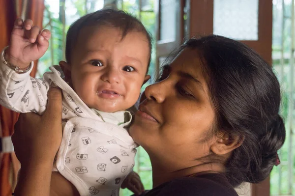 Feliz Bebé Mamá Madre Amantísima Llevando Una Linda Niña Adorable — Foto de Stock