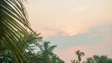 Günbatımında zaman aşımı. Görkemli manzara güneşi batıda zaman kaybını doğanın inanılmaz ışığı bulutlu gökyüzü ve bulutlar renkli, karanlık, dramatik gökyüzü günbatımında hareket ediyor. Kolkata Hindistan