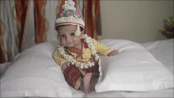 Menino Sorrindo Sentado Cama Roupa Casamento Tradicional Bengali Bonito Doce — Vídeo de Stock