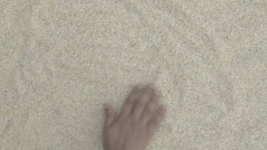 Güneşte kurutulmuş pirinç. Güneş kurutma tahıllardan suyu buharlaştırmak için geleneksel bir yöntemdir..