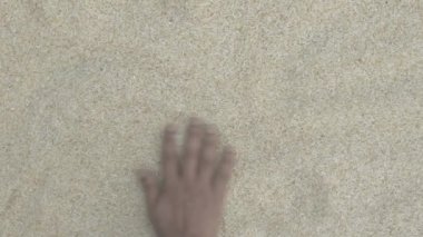 Güneşte kurutulmuş pirinç. Güneş kurutma tahıllardan suyu buharlaştırmak için geleneksel bir yöntemdir..