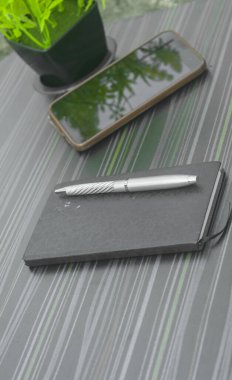 Kalem ve defter ofis masasında. Masa üstü görünümü. Şirket iş geçmişi.