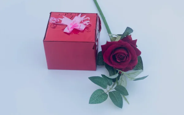 Pudełko Wstążką Czerwoną Różą Białym Tle Niski Kąt Widzenia Przestrzeń — Zdjęcie stockowe