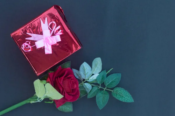 Czerwona Róża Zapakowane Pudełko Wstążką Stole Niebieskim Tle Widok Pod — Zdjęcie stockowe