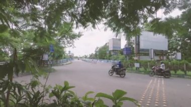 Yeni inşa edilen Lake Gardens Üstgeçit Çerçeve Ağacı 'nda trafik hareketi ön planda. (Kolkata), 18 Eylül 2021