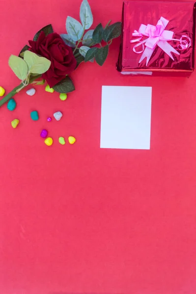 Pudełko Kokardą Wiązaną Wstążką Czerwoną Różą Pustą Kartką Powitalną Stole — Zdjęcie stockowe