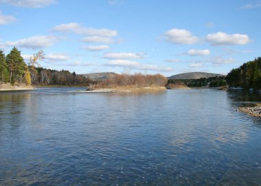 Sonbaharda nehir manzarası