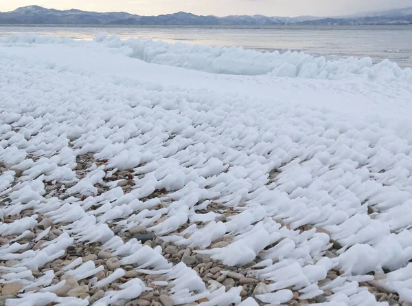 Ghiaccio bizzarro ghiacciato sulla riva del lago Baikal — Foto Stock