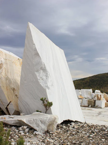 Um bloco de mármore branco no campo — Fotografia de Stock