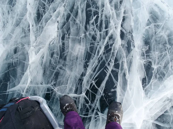 Άνθρωπος στον πάγο της λίμνης Baikal, πάνω όψη των ποδιών του — Φωτογραφία Αρχείου
