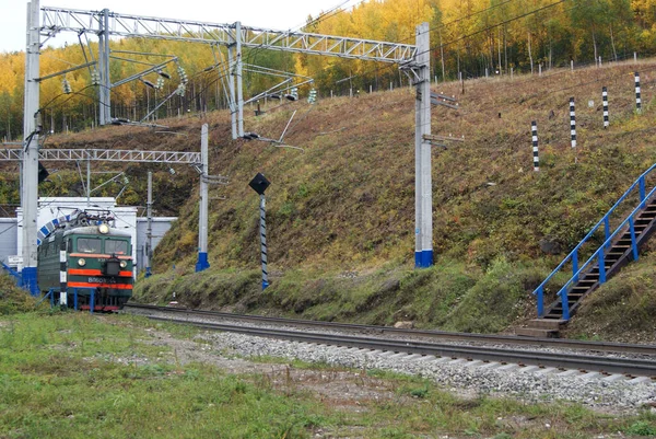 Mozdony az alagút kijáratánál, Kelet-Szibériai vasút — Stock Fotó