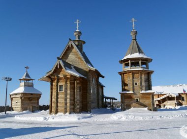 YAMAL, Salekhard Town, Rusya - 03.25.2019: Ahşap mimari açık hava müzesi, geleneksel Rus ahşap hapishaneleri