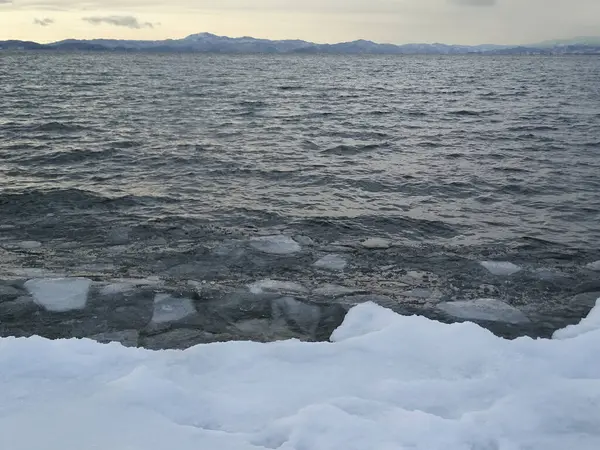 Παγωμένη θάλασσα, ατσάλινο νερό και επιπλέοντες πάγοι, καταιγίδα — Φωτογραφία Αρχείου