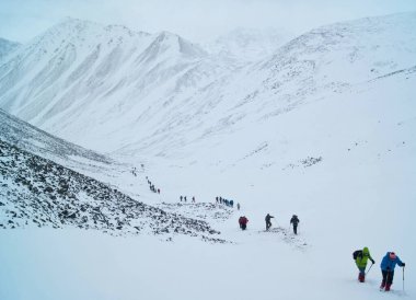 Doğu Sayan dağları, Rusya - 05.02.2015: İnsanlar Doğu Sayan dağlarında geleneksel toplu tırmanış yapıyorlar