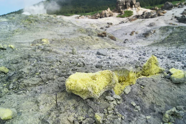 Activité volcanique, morceaux de soufre cristallin dans un paysage volcanique sur la pente du volcan Mendeleev, îles Kouriles — Photo