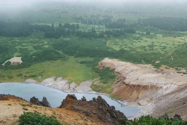 Lac de soufre chaud dans le cratère du volcan, îles Kouriles — Photo