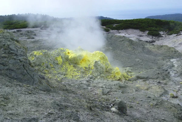 Vulkanikus tevékenység, kén-fumarol és forró gáz a Mendeleev vulkán lejtőjén, Kuril-szigetek — Stock Fotó