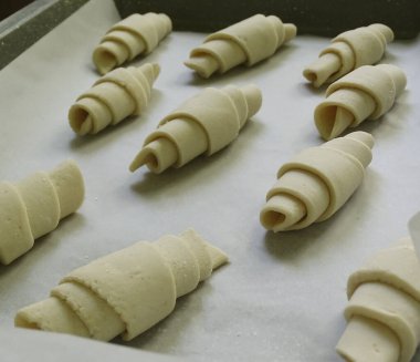 Kruvasanlar fırın tepsisinde pişirmek için hazırlandı.